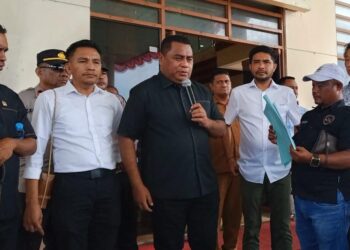 Ketua DPRD Maluku menerima tuntutan pendemo dari koalisi LSM
