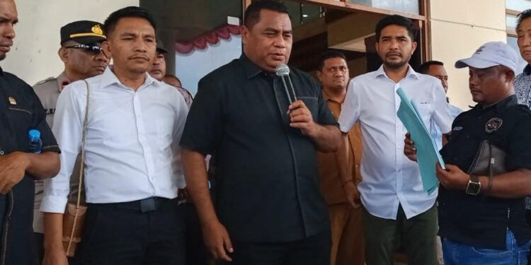 Ketua DPRD Maluku menerima tuntutan pendemo dari koalisi LSM
