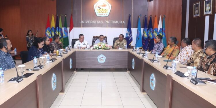 Menteri Pendidikan Tinggi, Sains, dan Teknologi Republik Indonesia, Prof. Dr. Ir. Brian Yuliarto didampingi Gubernur Maluku dan Rektor Unpatti, Rabu (22/10/2025).