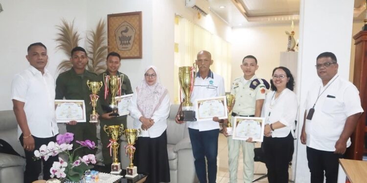 Penyerahan piala dilakukan secara simbolis oleh Ketua Tim Menwa Unpatti kepada Wakil Rektor Bidang Kemahasiswaan, Hubungan Masyarakat, dan Alumni Unpatti, Dr. Nur Aida Kubangun, di Ruang Kerja Wakil Rektor III, Selasa (30/9/2025).
