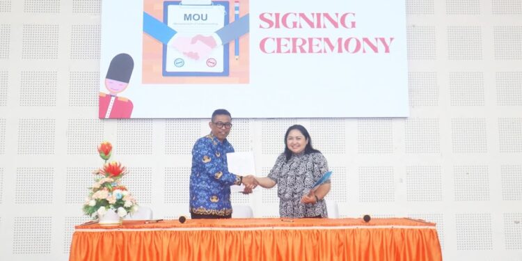 Wakil Rektor Bidang Perencanaan, Kerjasama, dan Sistem Informasi Unpatti, Dr. Ruslan H. S. Tawari bersama Manager IBEC, Dian Rachmawati