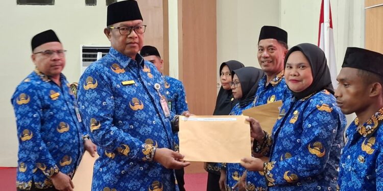 Kepala Kantor Wilayah Kementerian Agama Provinsi Maluku, Dr. H. Yamin, S.Ag., M.Pd. menyerahkan SK PPPK kepada salah satu pegawai secara simbolik, Kamis (23/10/2025).