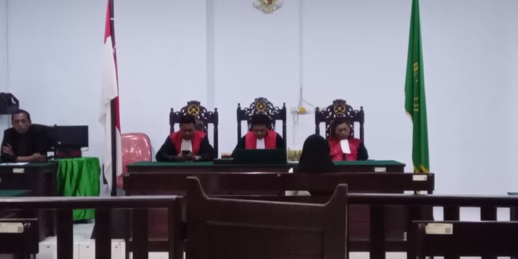 Terdakwa mendengar putusan majelis hakim PN Ambon dalam sidang yang digelar, Kamis (2/10/2025).