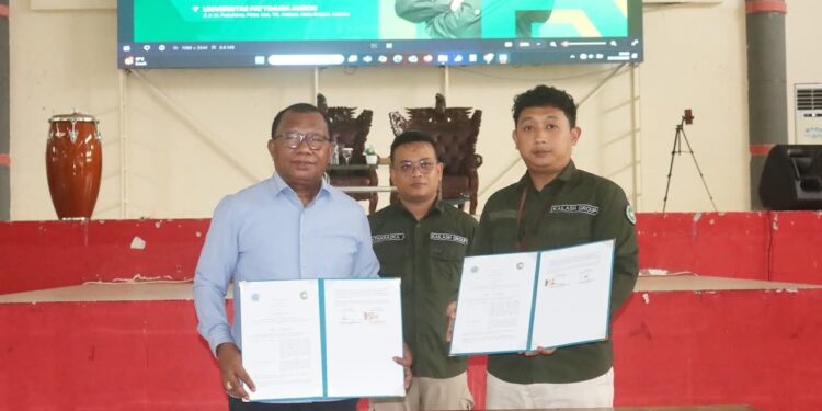 Rektor Unpatti Fredy Leiwakabessy dan bos Kailash Group menandatangani MoU di Unpatti, Ambon.