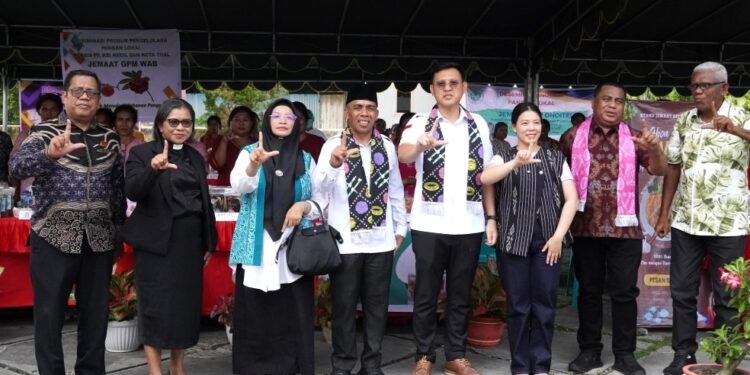 Wakil Bupati Maluku Tenggara, Charlos Viali Rahantoknam, saat membuka kegiatan Diseminasi Produk Pengelolaan Pangan Lokal di halaman Gereja Sinai, Jemaat GPM Taar, Rabu (8/10/2025).