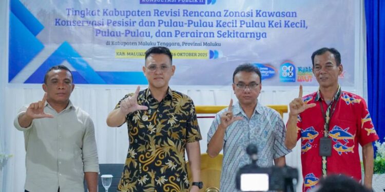 Wakil Bupati Malra, hadiri Konsultasi Publik II Revisi Rencana Zonasi Kawasan Konservasi Pesisir dan Pulau-pulau Kecil (KKP3K) Pulau Kei Kecil dan perairan sekitarnya, Kamis (16/10/2025).