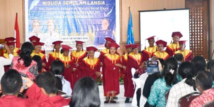 Bupati Maluku Barat Daya (MBD), Benyamin Thomas Noach, menghadiri wisuda Sekolah Lansia Sehat Ceria yang digelar di aula Penginapan Tiakur Beach, Jumat (3/10/2025).