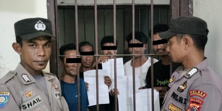 Lima terduga pelaku penganiayaan di Luhu, Kecamatan Huamual, Kabupaten SBB ditahan di Polsek Huamual.