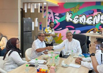 Bupati Malra, Thaher Hanubun berjabat tangan dengan Wamen Sosial RI