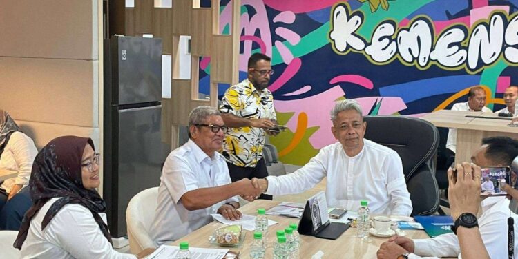 Bupati Malra, Thaher Hanubun berjabat tangan dengan Wamen Sosial RI