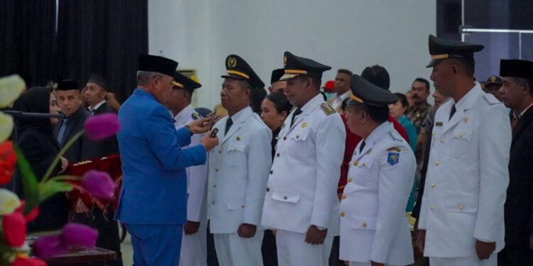 Bupati Malra, Thaher Hanubun melantik sejumlah pejabat di lingkup Pemkab Malra.