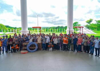 Bupati Malra, Thaher Hanubun menyerahkan bantuan Alsintan ke Petani