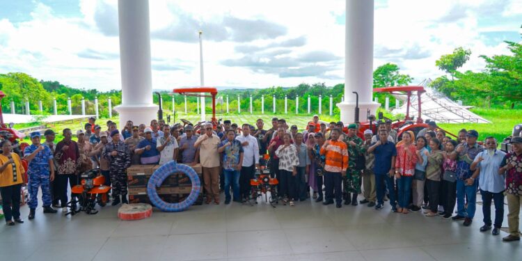 Bupati Malra, Thaher Hanubun menyerahkan bantuan Alsintan ke Petani