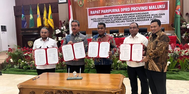 Pimpinan DPRD Maluku dan Gubernur menandatangi persetujuan KUA-PPAS 2026 di DPRD Maluku.