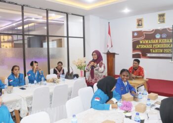 Para mahasiswa Unpatti penerima beasiswa ADik