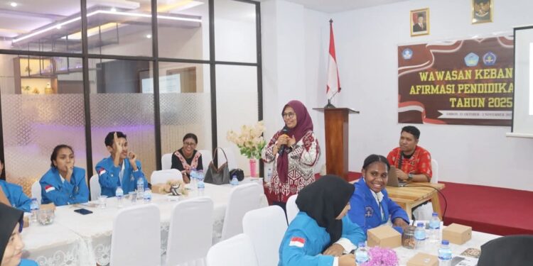 Para mahasiswa Unpatti penerima beasiswa ADik