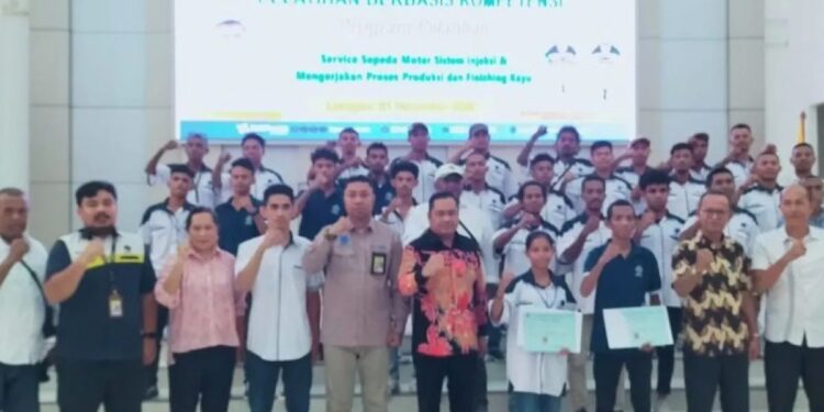 Para peserta usai pelatihan otomotif dan Meubel di Maluku Tenggara