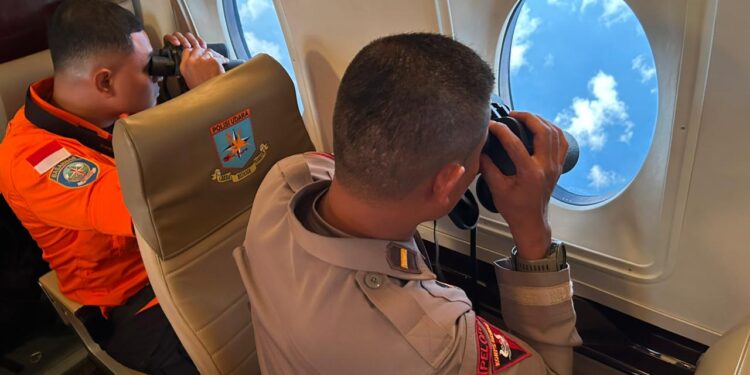 Tim SAR sedang melakukan pencarian terhadap korban terbakarnya KM Maluku Prima Makmur.