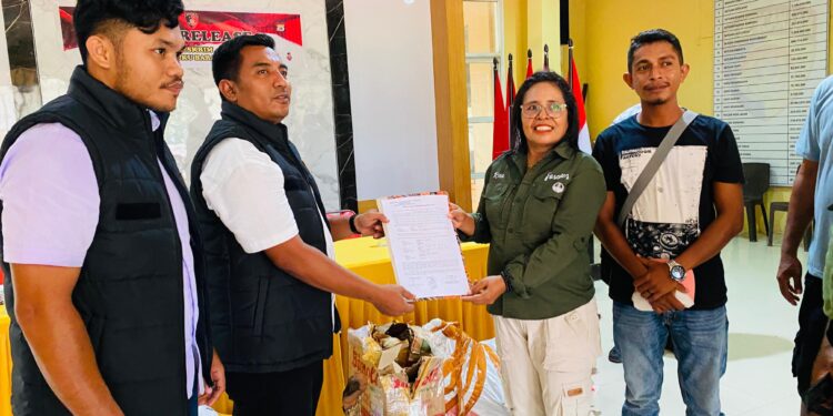 Polres MBD menyerahkan barang bukti ke BKSDA Wilayah III Maluku.