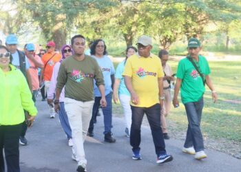 Rektor, Dekan, dosen dan mahasiswa jalan pagi jelang diesnatalis FEB Unpatti.
