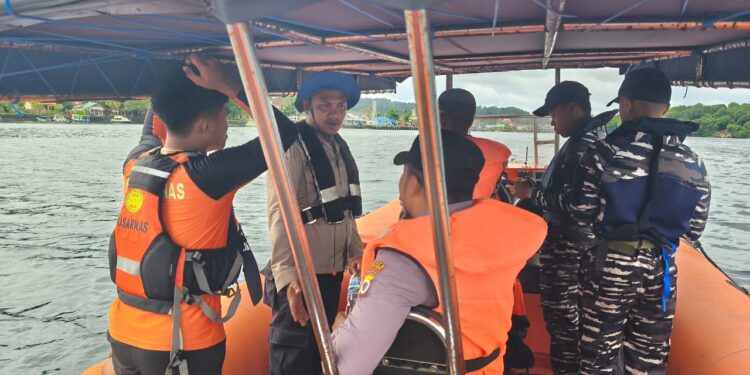 Tim SAR Gabungan melakukan pencarian terhadap nelayan hilang di Pulau Ai, Banda