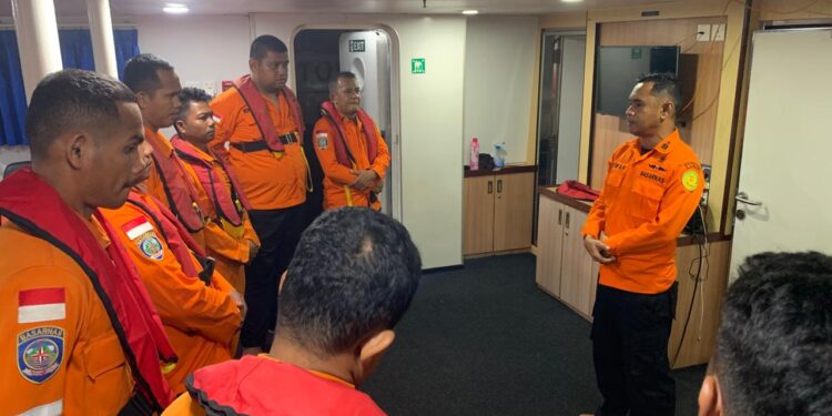 Tim SAR lakukan apel sebelum melakukan pencarian 11 nahkoda yang masih hilang, Jumat (21/11/2025).