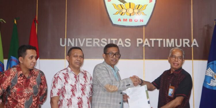 Wakil Rektor Bidang Perencanaan, Kerja Sama, dan Sistem Informasi, Dr. Ruslan Tawari menerima SK program pasca sarjana ilmu manajemen.