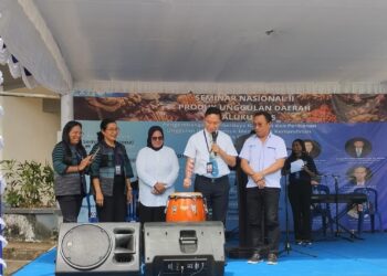 Wakil Rektor Unpatti membuka expo UMKM Unpatti
