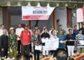 Warga MBD menerima BLT secara simbolis oleh Wakil Bupati