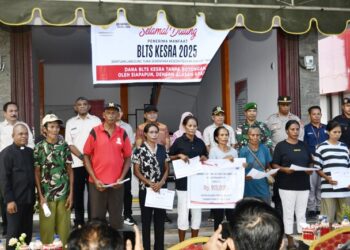 Warga MBD menerima BLT secara simbolis oleh Wakil Bupati