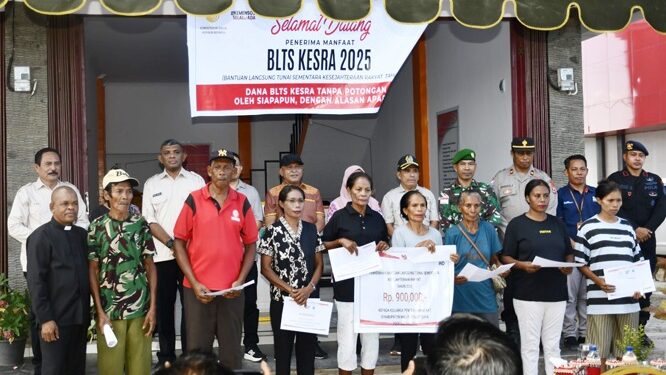 Warga MBD menerima BLT secara simbolis oleh Wakil Bupati