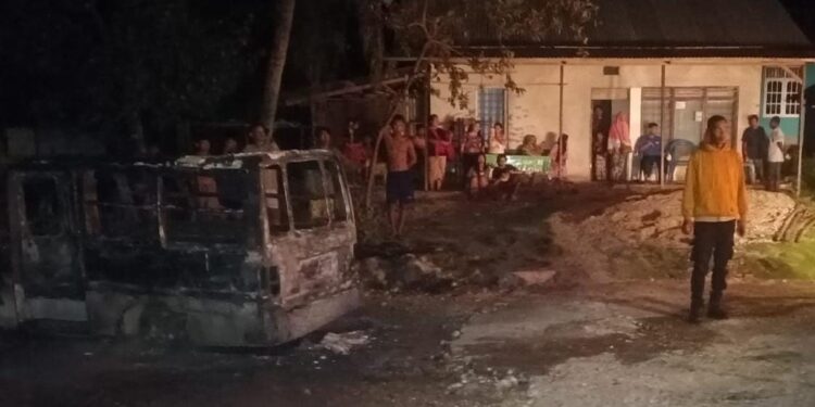 Angkot Tulehu terbakat