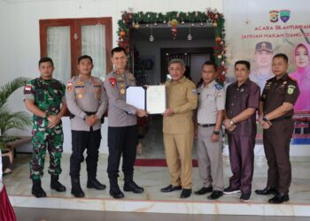Bupati Noach Serahkan Sertifikat Tanah Polres MBD kepada Kapolda Maluku