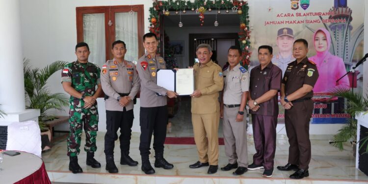Bupati MBD, Benyamin Noach menyerahkan sertifikat hibah tanah ke Kapolda Maluku