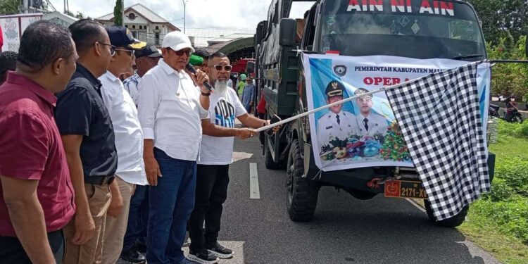 Bupati Malra, Thaher Hanubun membuka pelaksanaan operasi pasar murah