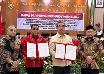 Gubernur Maluku, dan tiga Pimpinan DPRD Maluku usai penetapan empat Perda.