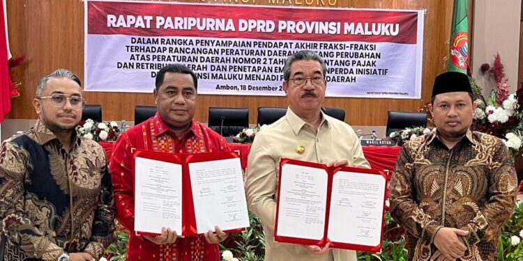 Gubernur Maluku, dan tiga Pimpinan DPRD Maluku usai penetapan empat Perda.