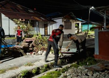 Polisi Bongkar Blokade Jalan di Negeri Liang