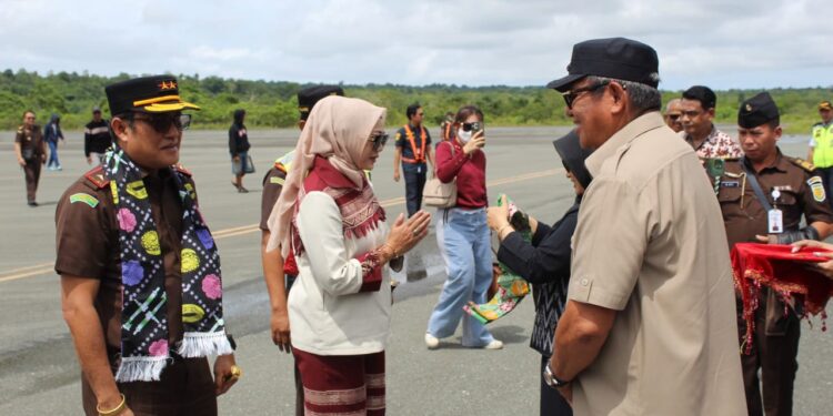 Kajati Maluku disambut Bupati Malra Thaher Hanubun saat tiba di Bandara Langgur.