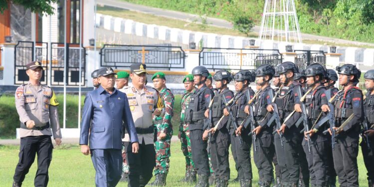 Kapolres dan Wakil Bupati MBD saat pemeriksaan pasukan apel operasi lilin salawaku
