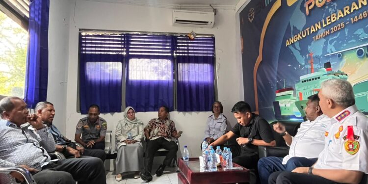 Ketua Komisi III DPRD Maluku, Alhidayat Wadjo saat memantau langsung kesiapan Pelabuhan Jelang Nataru