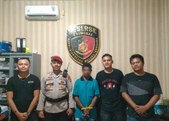 Pelaku di tengah anggota Polres Malra.