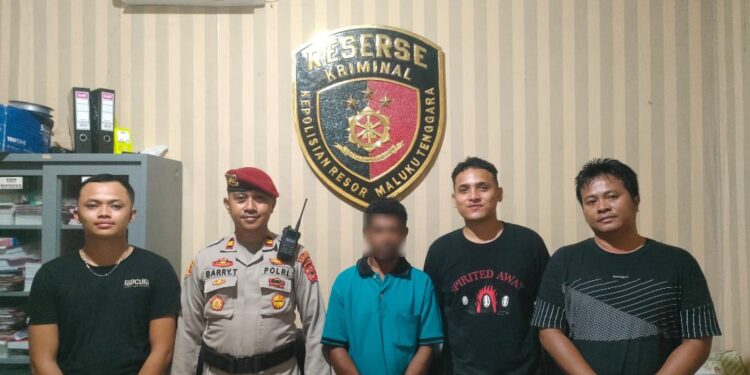 Pelaku di tengah anggota Polres Malra.