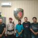 Pelaku di tengah anggota Polres Malra.