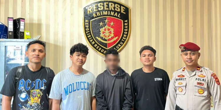 Pelaku (wajah diburamkan) diantara aparat kepolisian Malra