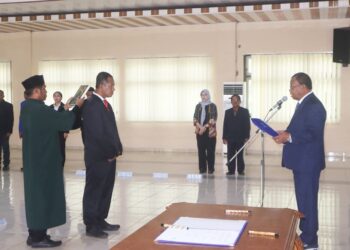 Rektor Fredy Leiwakabessy, melantik Amaludin sebagai Wakil Dekan FEB.