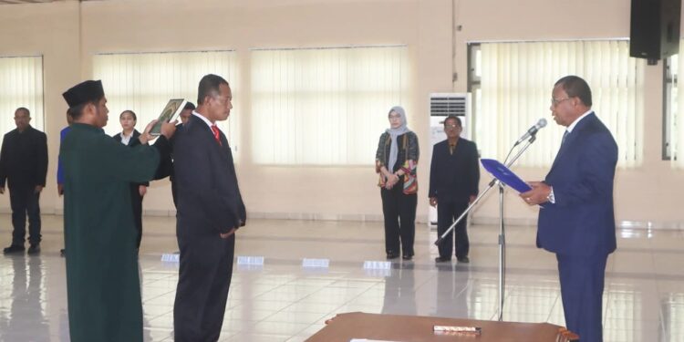 Rektor Fredy Leiwakabessy, melantik Amaludin sebagai Wakil Dekan FEB.