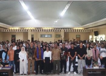 Rektor ITB dan Rektor Unpatti bersama mahasiswa di Kampus Unpatti, Ambon