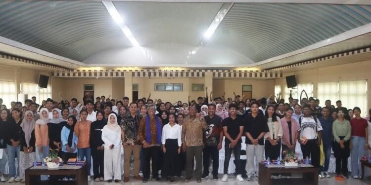 Rektor ITB dan Rektor Unpatti bersama mahasiswa di Kampus Unpatti, Ambon