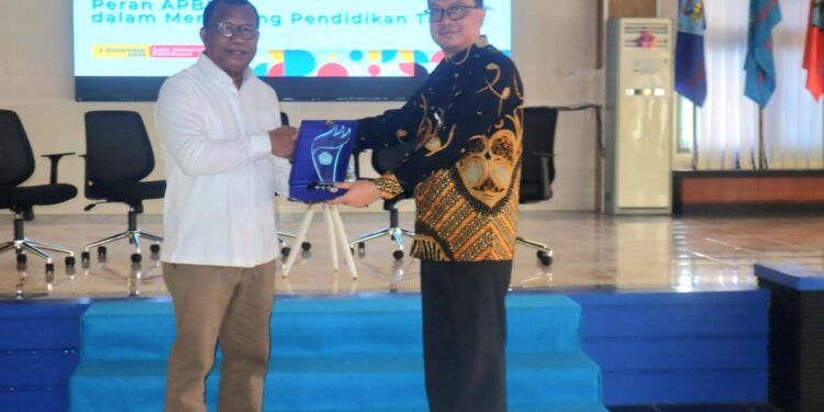 Rektor Unpatti, Fredy Leiwakabessy menerima cinderamata dari Kepala Balai Pendidikan dan Pelatihan Keuangan (BDDK) Makassar, Rohmat Wahyudi.